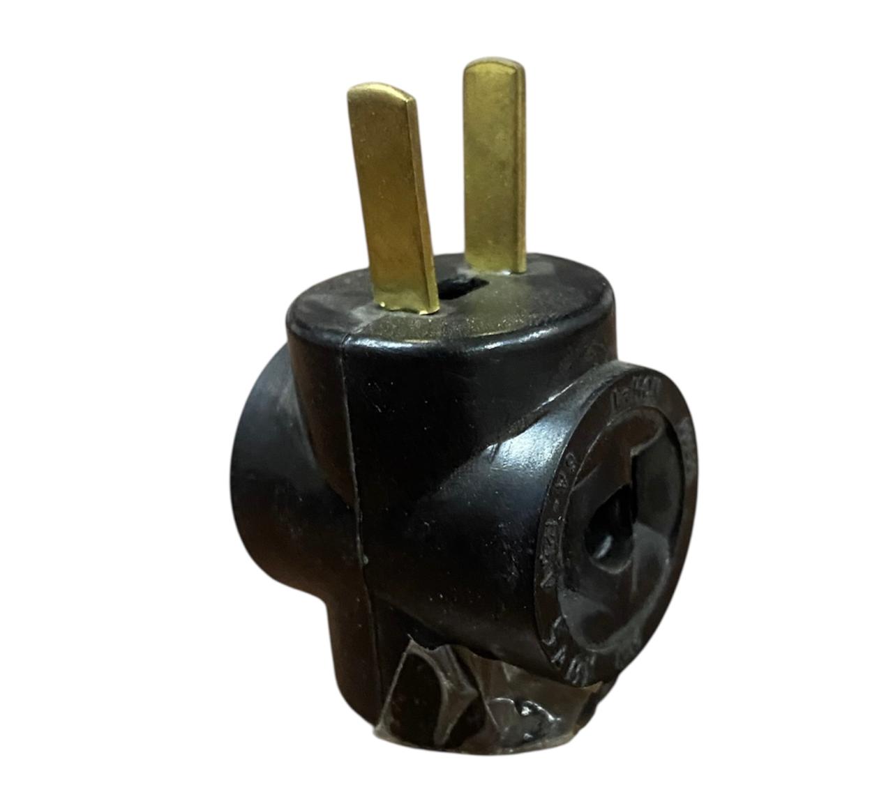 Clavija Triple Tipo Iusa